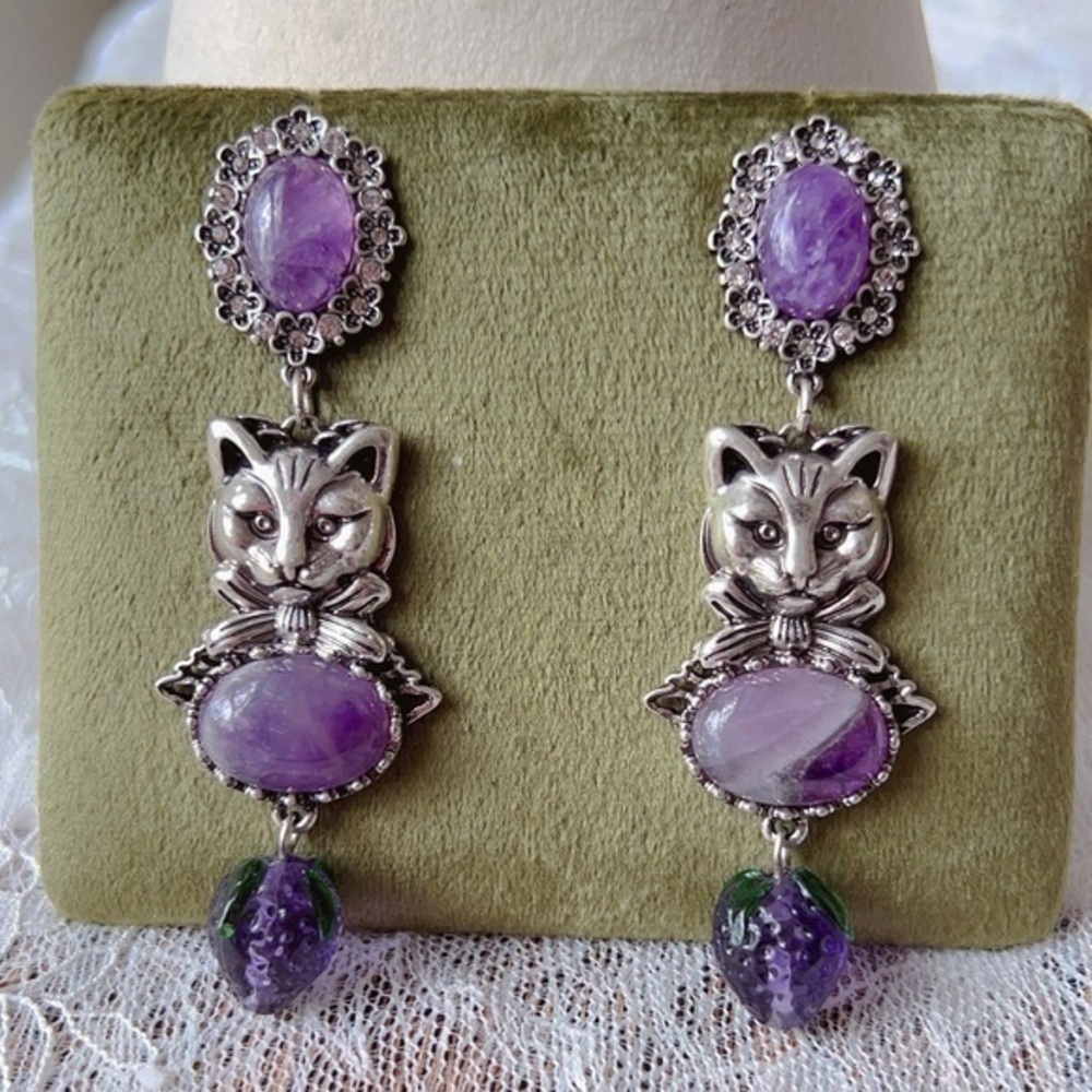 Vintage natural Amethyst cat earrings